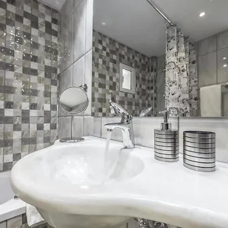 Modern Fully-equipped House, 5 Min Walk From Metro Ferienhaus