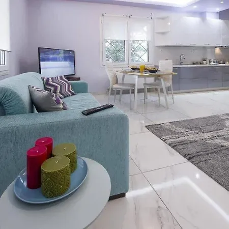 Modern Fully-equipped House, 5 Min Walk From Metro Ferienhaus